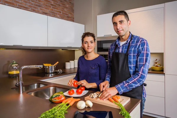 Para w kuchni w domu prepairing zdrowej żywności — Zdjęcie stockowe