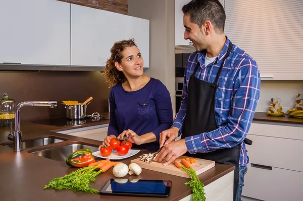 Пара на домашній кухні, що готує здорову їжу — стокове фото