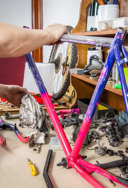 Mani di vera bicicletta meccanica pulizia telaio bici — Foto Stock