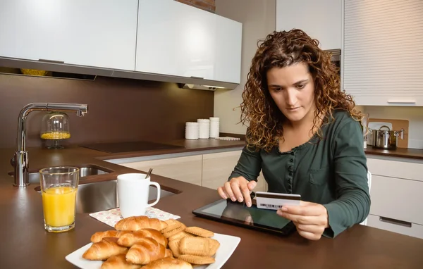 Femme avec tablette électronique et carte de crédit achetant en ligne — Photo