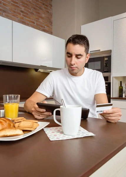 Woman with electronic tablet reviewing credit card payouts — Stock Photo, Image