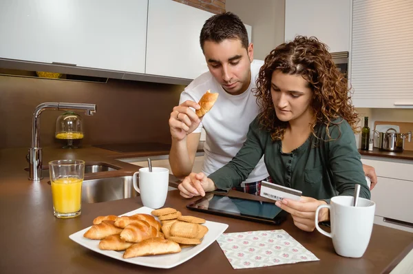 Couple avec tablette électronique et carte de crédit achetant en ligne — Photo