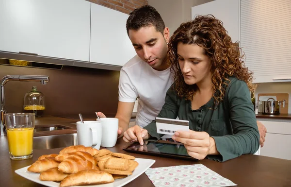Casal com tablet eletrônico e compra de cartão de crédito online — Fotografia de Stock