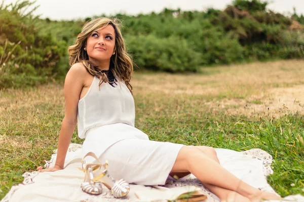 Romantic girl looking the sky and sitting outdoors — Stock Photo, Image