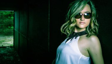 Güneş gözlüğü ve beyaz elbise ile genç kız moda