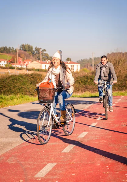 Couple riding bicycles in the nature — Stock Photo, Image