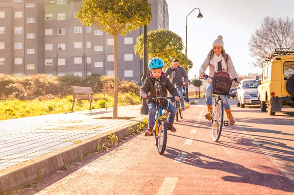 Familj med barn ridning cyklar i staden — Stockfoto