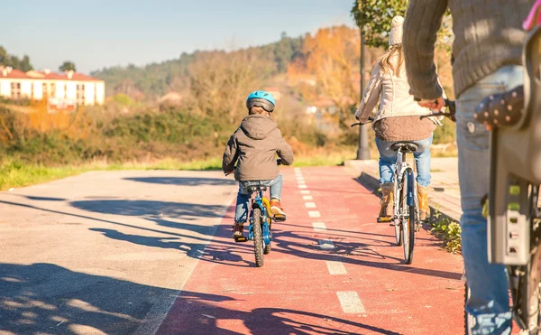 Familia con niños montando bicicletas en la naturaleza — Foto de Stock