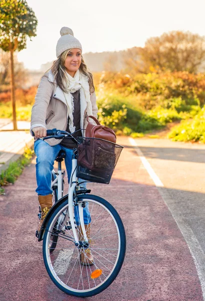 ストリート バイクの車線に自転車で若い女性座る — ストック写真