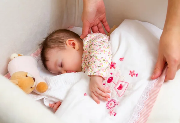 Hands of mother caressing her baby girl sleeping — Stock Photo, Image