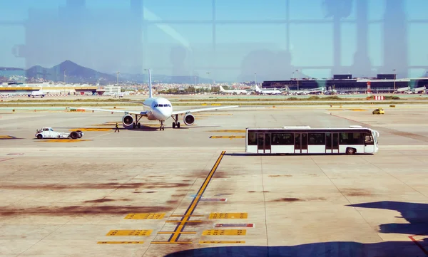 Avión en la pista de aterrizaje y autobús que transporta pasajeros — Foto de Stock