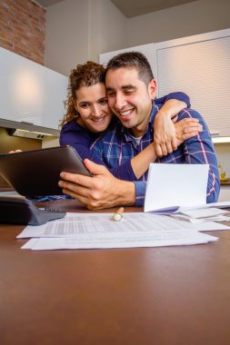 Çift mutfak ev dijital tablet kullanma
