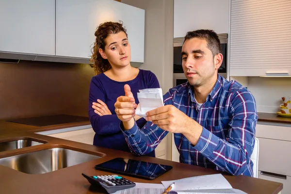 Безработная молодая пара с долгами пересматривает свои счета — стоковое фото