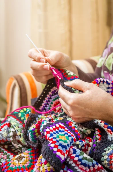 Mãos de mulher tricotando uma colcha de lã vintage — Fotografia de Stock