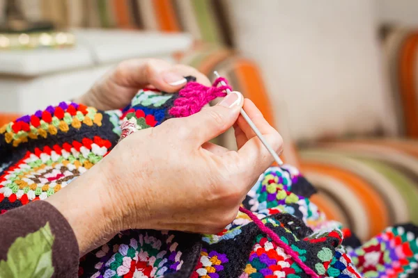 Mani di donna che lavora a maglia una trapunta di lana vintage — Foto Stock