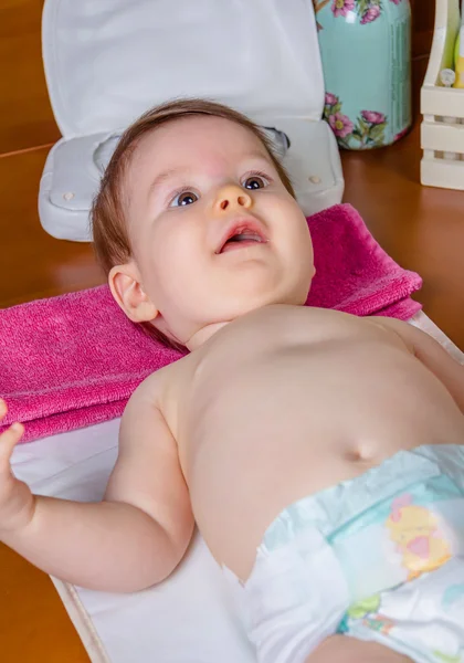 Bambino sdraiato dopo il cambio del pannolino — Foto Stock