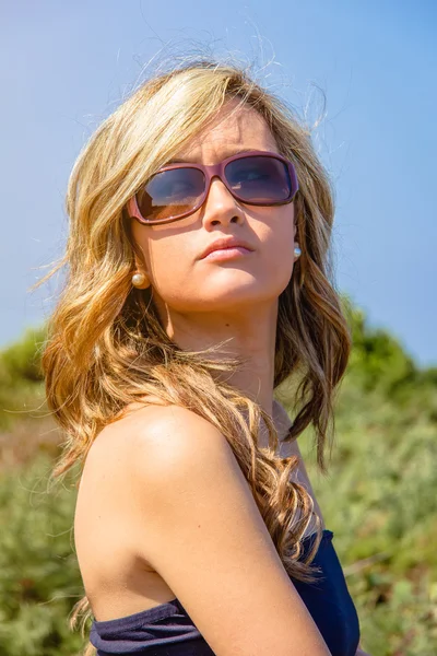 Curly menina loira com top preto e óculos de sol — Fotografia de Stock
