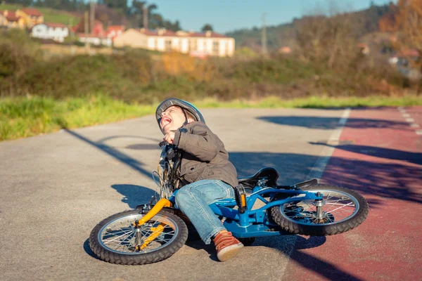 少年は泣いている自転車から落ちて、後叫んで — ストック写真