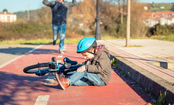 Boy with knee injury after falling off to bicycle — Stock Photo, Image