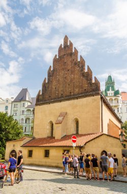 Turistler eski yeni sinagogun önünde