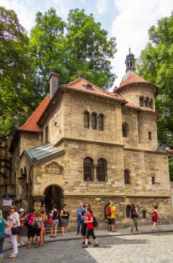 Turistler Yahudi tören salonu önünde