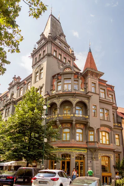 People walking in front of the Old Synagogue restaurant — Stock Photo, Image