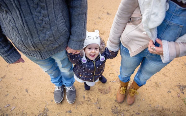 Homem e mulher de mãos dadas de felicidade menina — Fotografia de Stock