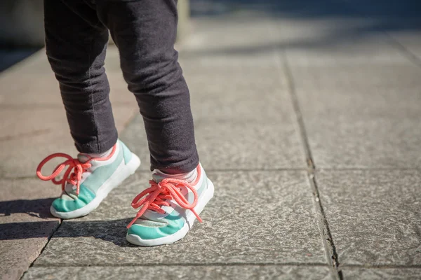 Liten flicka med sneakers och leggins utbildning utomhus — Stockfoto