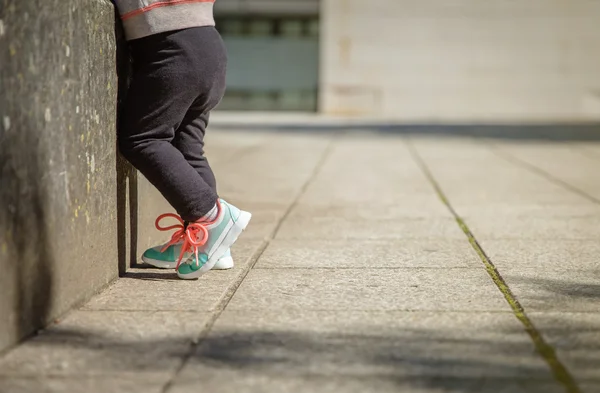 Niña con zapatillas y leggins entrenando al aire libre — Foto de Stock