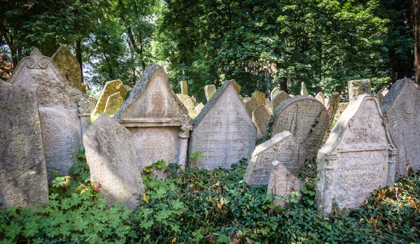 Pierres tombales sur le vieux cimetière juif de Prague — Photo