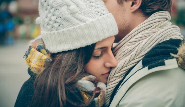 Pareja joven abrazándose al aire libre en un frío día de otoño — Foto de Stock