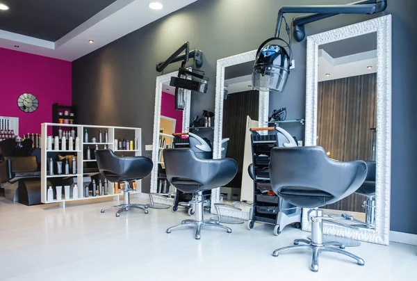 Intérieur de salon de coiffure et de beauté moderne vide — Photo