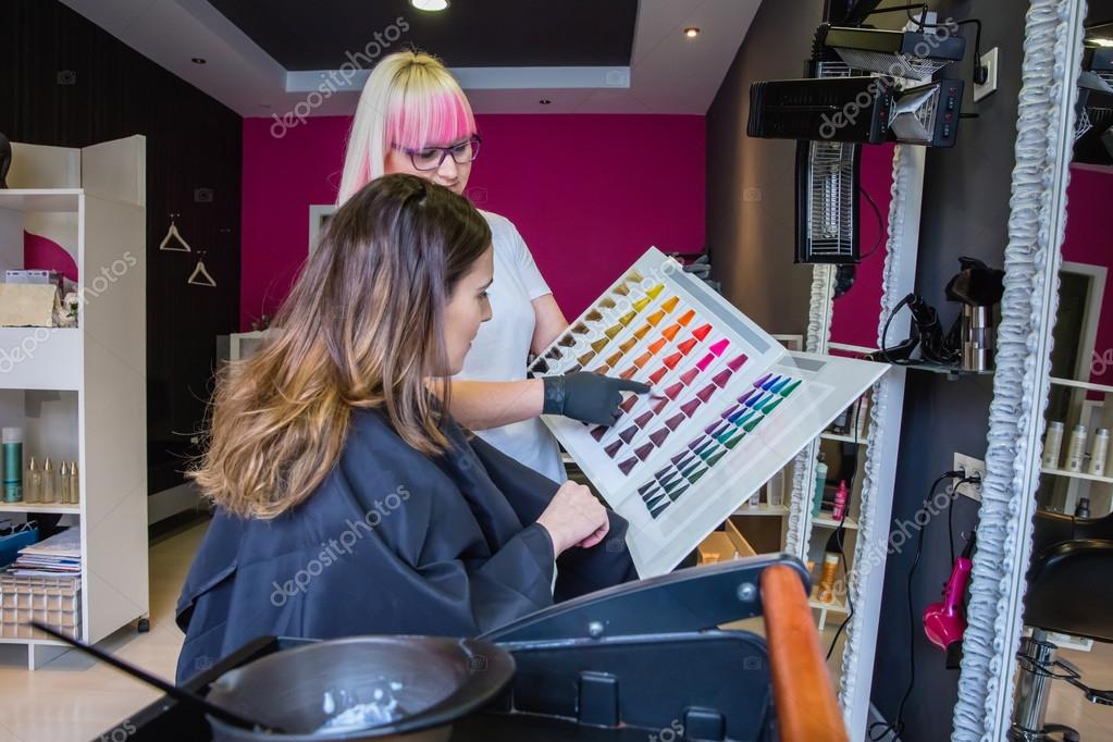 Кисточка для окрашивания волос. Краска для волос. Бренды красок для салонов красоты. Краска для волос для парикмахерских. Окрашивание колористика колористика волос.