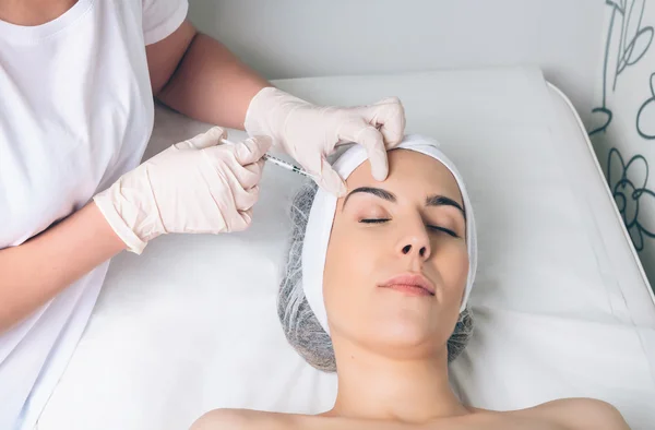Kvinna att få kosmetiska injektion i hennes ansikte på kliniska center — Stockfoto
