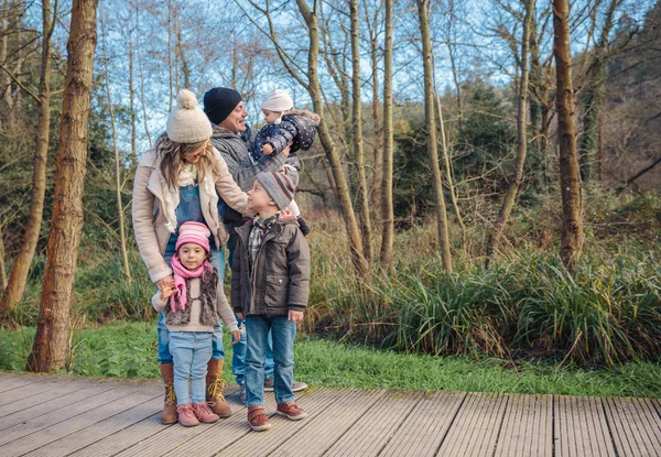 Família feliz desfrutando juntos lazer na floresta — Fotografia de Stock