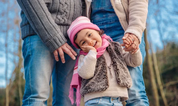 小さな女の子が森の中の彼女の父と楽しんで — ストック写真