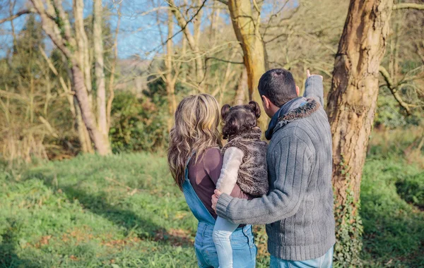 Met haar dochtertje paar genieten van boslandschap — Stockfoto