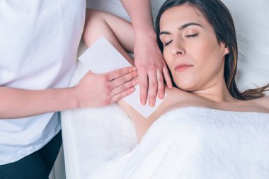 Balmumu şeridi ile kadın koltuk altı epilasyon yaparken Şevval Özçelik Güzellik eller