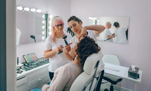 Make-up artist undervisning för att göra bra smink — Stockfoto