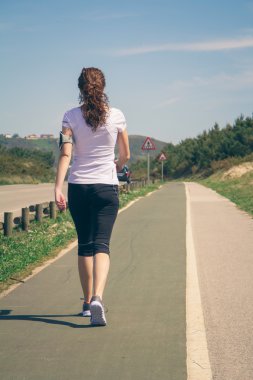 Genç kadın kolu ile destek grup yürüyüş smartphone için