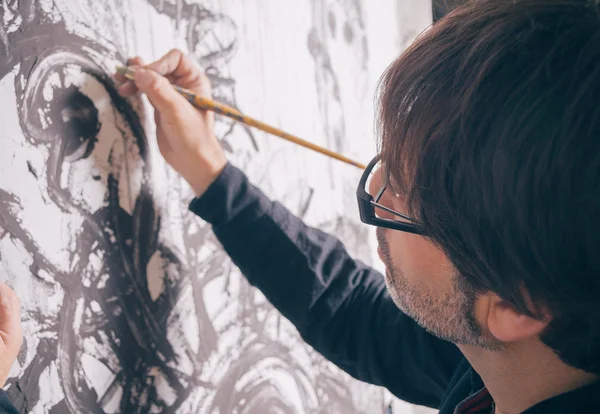 Artiste peintre travaillant sur toile à huile moderne — Photo