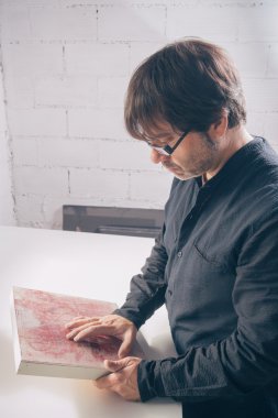 Ressam sanatçı onun bitmiş modern sanat gözden geçirme