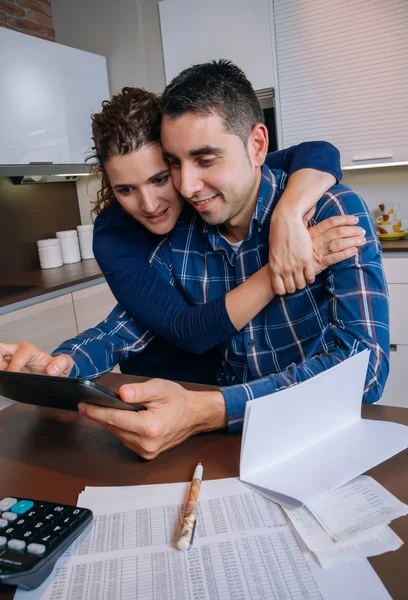 Χαρούμενο ζευγάρι χρησιμοποιώντας ψηφιακή δισκίο στο σπίτι κουζίνα — Φωτογραφία Αρχείου