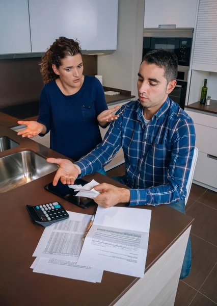 Jeune couple sans emploi avec dettes révisant leurs factures — Photo