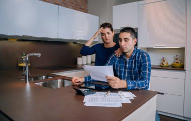 Banka hesaplarının incelenmesi borçları ile işsiz genç çift