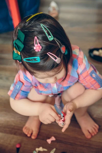 Babymädchenkopf mit vielen Haarspangen — Stockfoto