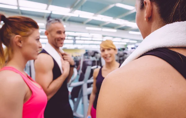 Women talking with personal trainer after training day — Stock Photo, Image