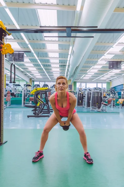 Mujer levantando pesas en entrenamiento crossfit —  Fotos de Stock