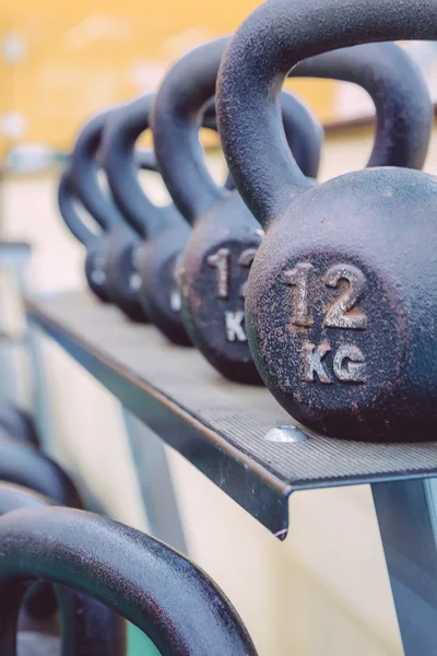 Kettlebells filas con diferentes pesos en el gimnasio —  Fotos de Stock