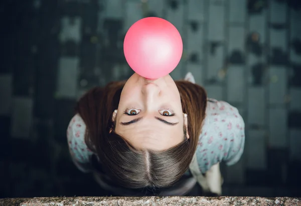 Ung tonårsflicka blåser rosa bubbelgum — Stockfoto